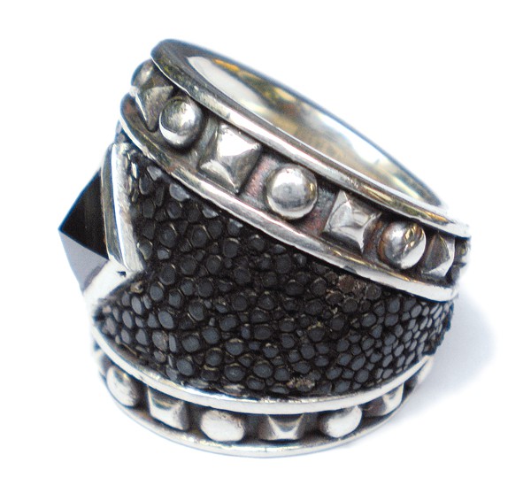 ELFCRAFT | Ring • Pyramide Stone & Searay Leather | Black | White