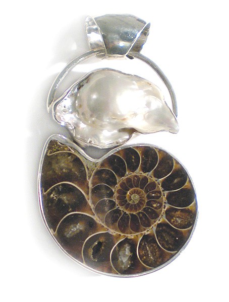 Steinanhänger • Ammonit & Barockperle